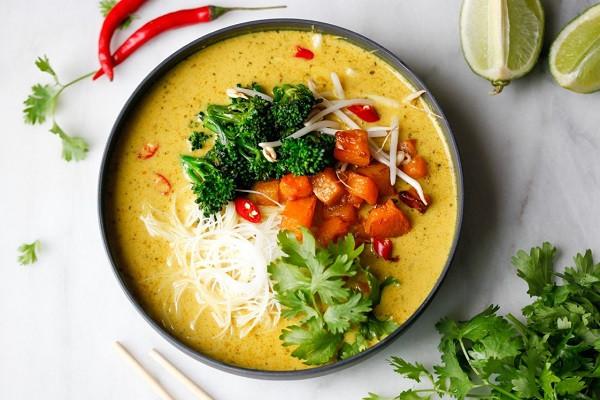 A colourful bowl of curry made with low FODMAP ingredients