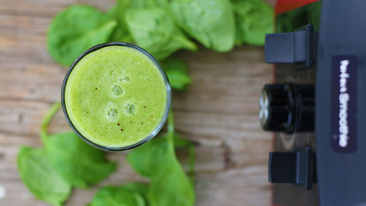 A picture showing a Glass showing a green smoothie. Great for IBS symptoms