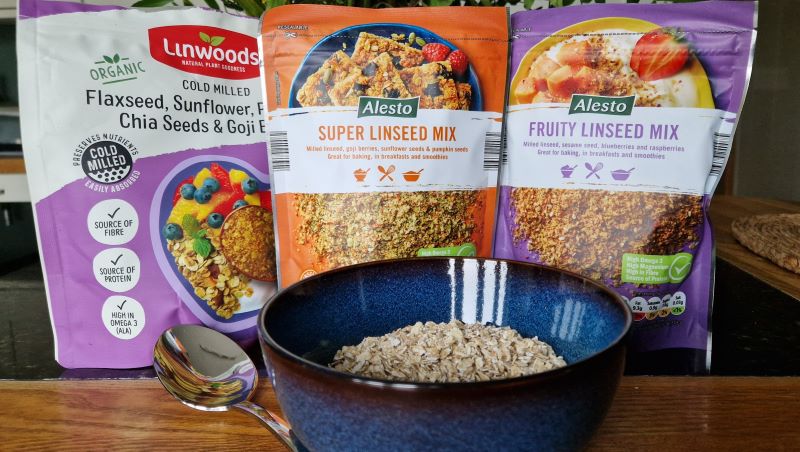 Picture showing a bowl of oats and flaxseeds