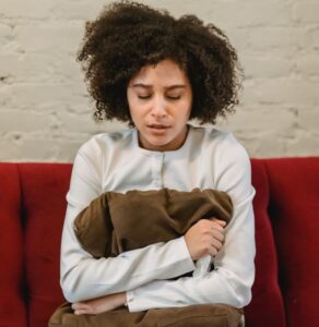 IBD and the low FODMAP diet, pic showing woman in pain