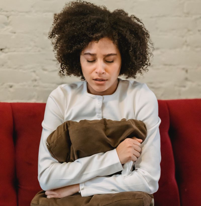 IBD and the low FODMAP diet, pic showing woman in pain