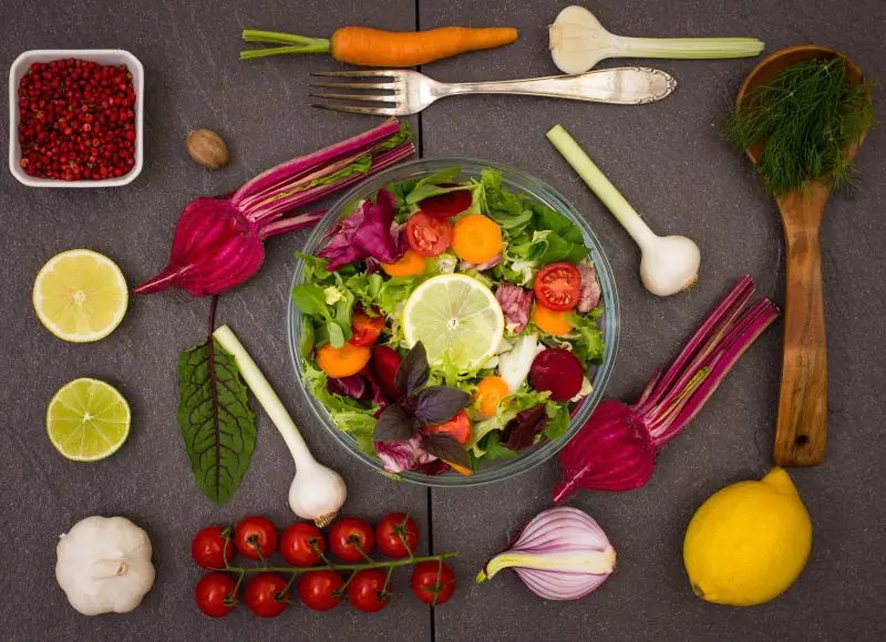 An image showing a chopping board containg healthy ingredients to make a salad
